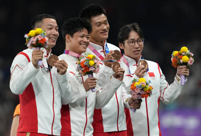 吴智强、苏炳添、谢震业、汤星强（由左至右）在颁奖仪式上合影。新华社发