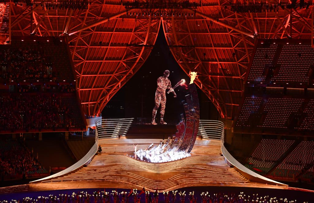 最后一棒火炬手汪顺和“数字火炬手”在第19届亚洲运动会开幕式上点燃主火炬。新华社记者胡虎虎摄