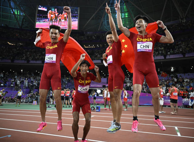 陈冠锋、谢震业、陈佳鹏、严海滨（从右至左）在夺冠后庆祝。新华社发