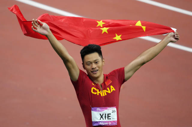 谢震业在杭州亚运会田径项目男子100米决赛后庆祝。新华社发