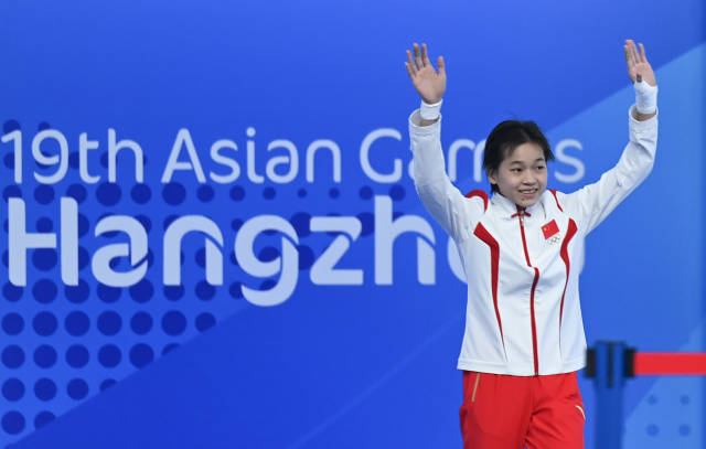 全红婵在杭州亚运会女子10米跳台决赛中，以438．20分获得冠军。新华社发
