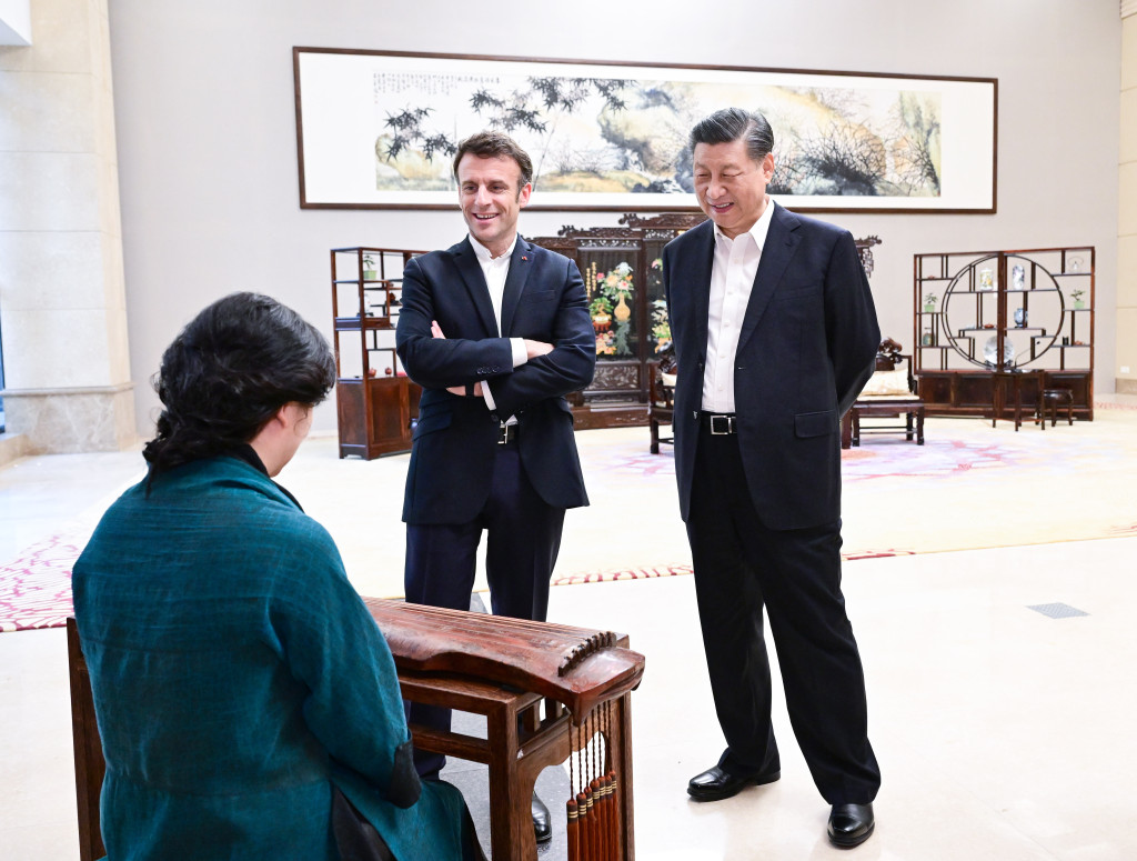 △4月7日，国家主席习近平在广东省广州市松园同法国总统马克龙举行非正式会晤。这是两国元首在白云厅欣赏古琴演奏。