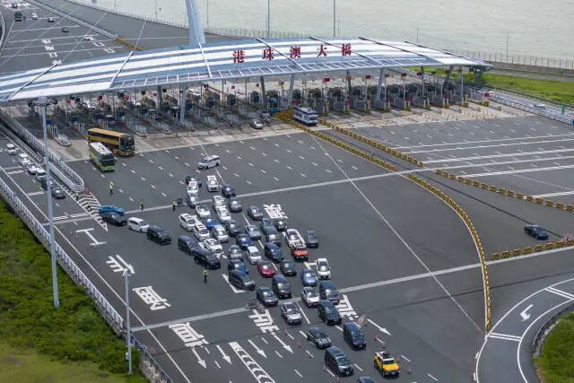 工作人员在现场疏导入境车流。