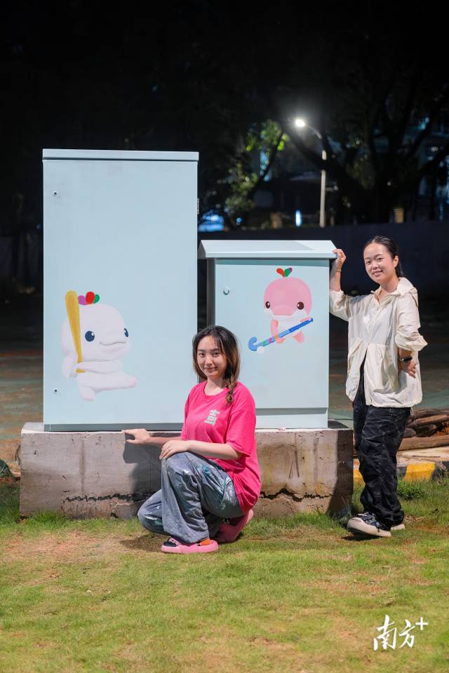 一整天的工作结束后，璐璐（左）与孙孙（右）与自己的作品合影。