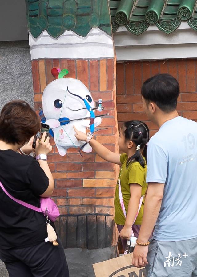 位于东山口美化后的树干吸引游客拍照打卡。