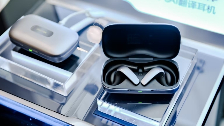 科大讯飞发布首款“骨导+气导”AI翻译耳机，实现同传音译