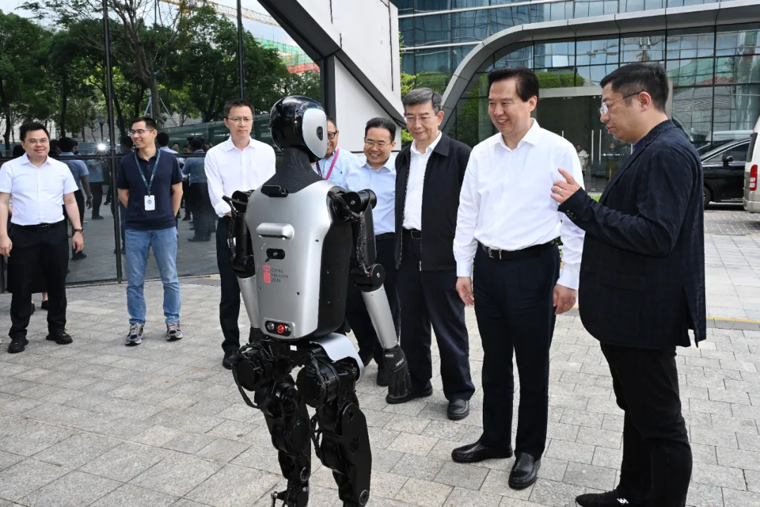 广东省人大常委会主任黄楚平(右二)调研人工智能与机器人产业。(广东省人大常委会办公厅供图)