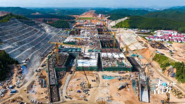 广湛高铁广州新机场站项目建设现场。赖家乐 摄