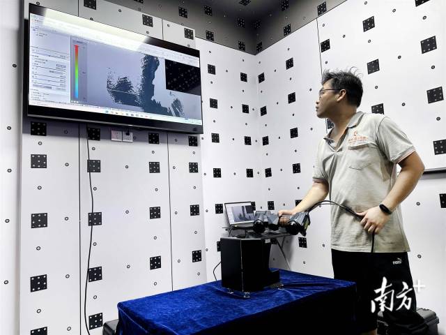 佛山南海狮山镇是全国首个GDP突破千亿的镇。图为创兴精密钣金三维数字化质检中心。 资料图片