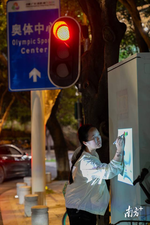 孙孙通过投影将吉祥物精准严谨地还原在电箱上。