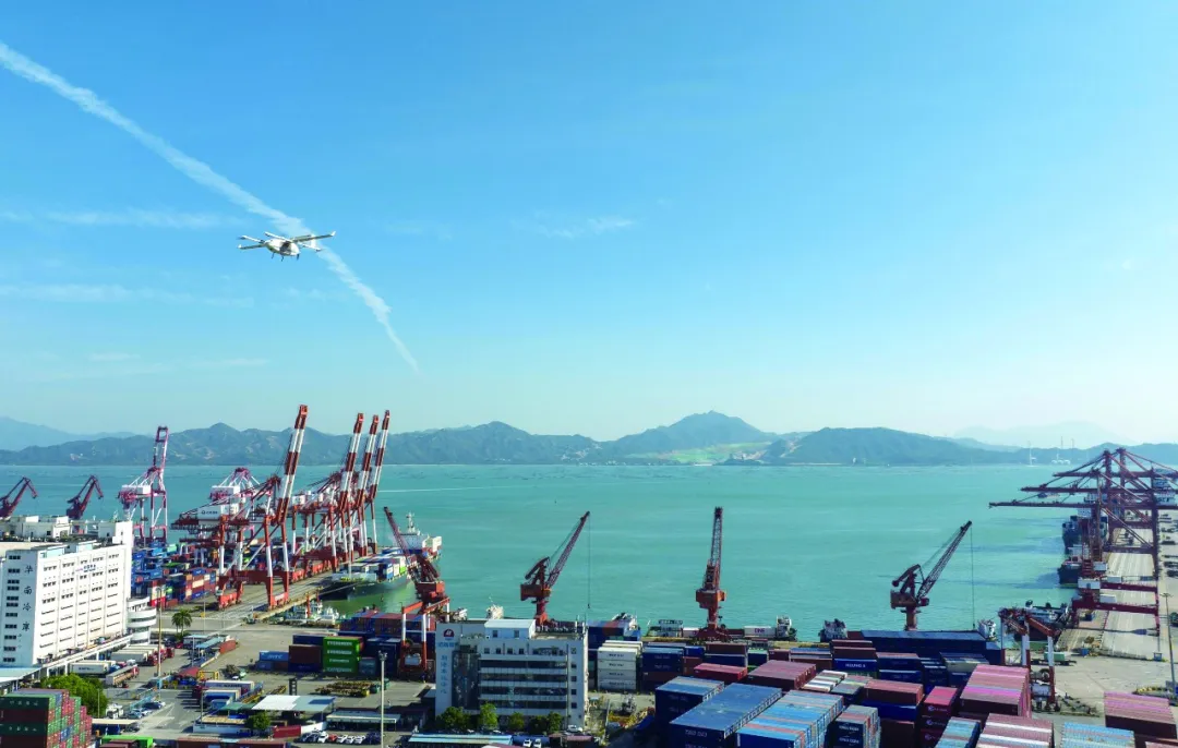 一架无人机搭载快件从珠海飞抵深圳蛇口集装箱码头。(广东省人大常委会办公厅供图)