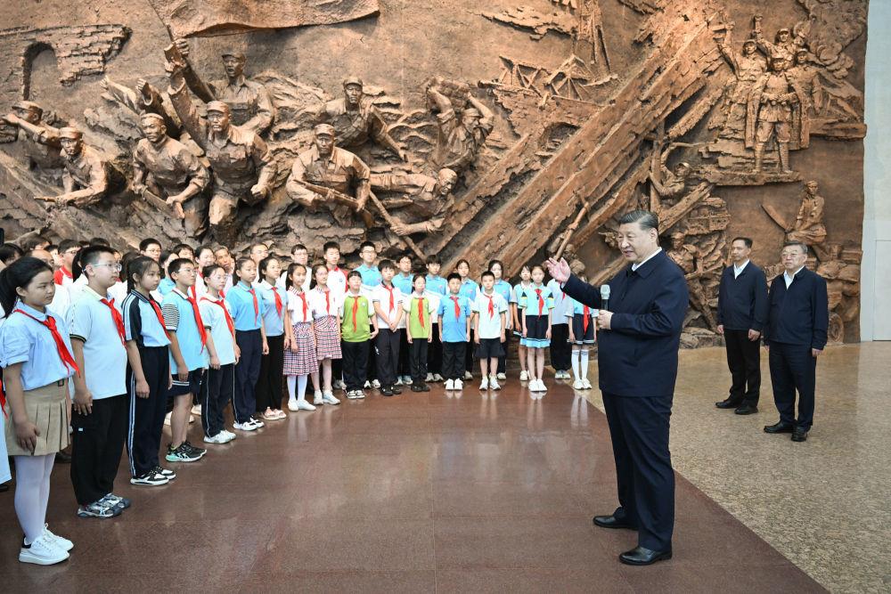 △2025年7月7日，习近平总书记在百团大战纪念馆考察时，同前来参观的青少年学生和纪念馆工作人员亲切交流。