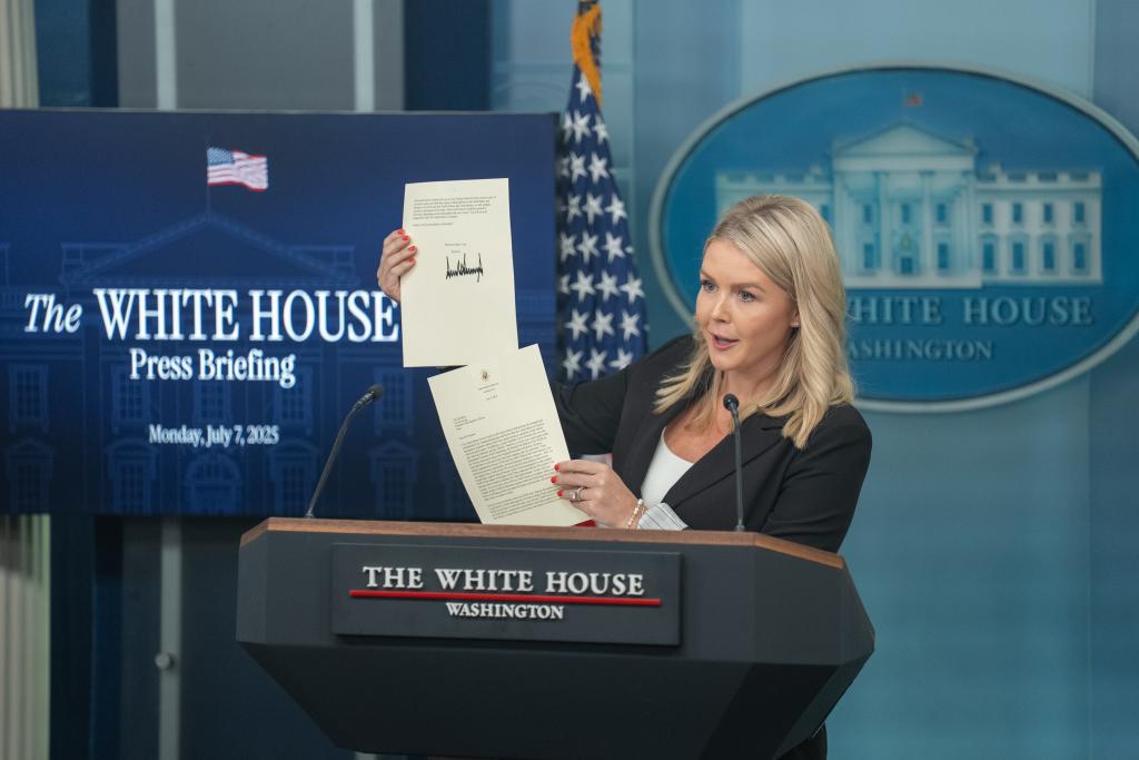 7月7日,在美国首都华盛顿白宫,白宫新闻发言人卡罗琳·莱维特在记者会上展示特朗普致韩国总统的信函。新华社记者胡友松摄