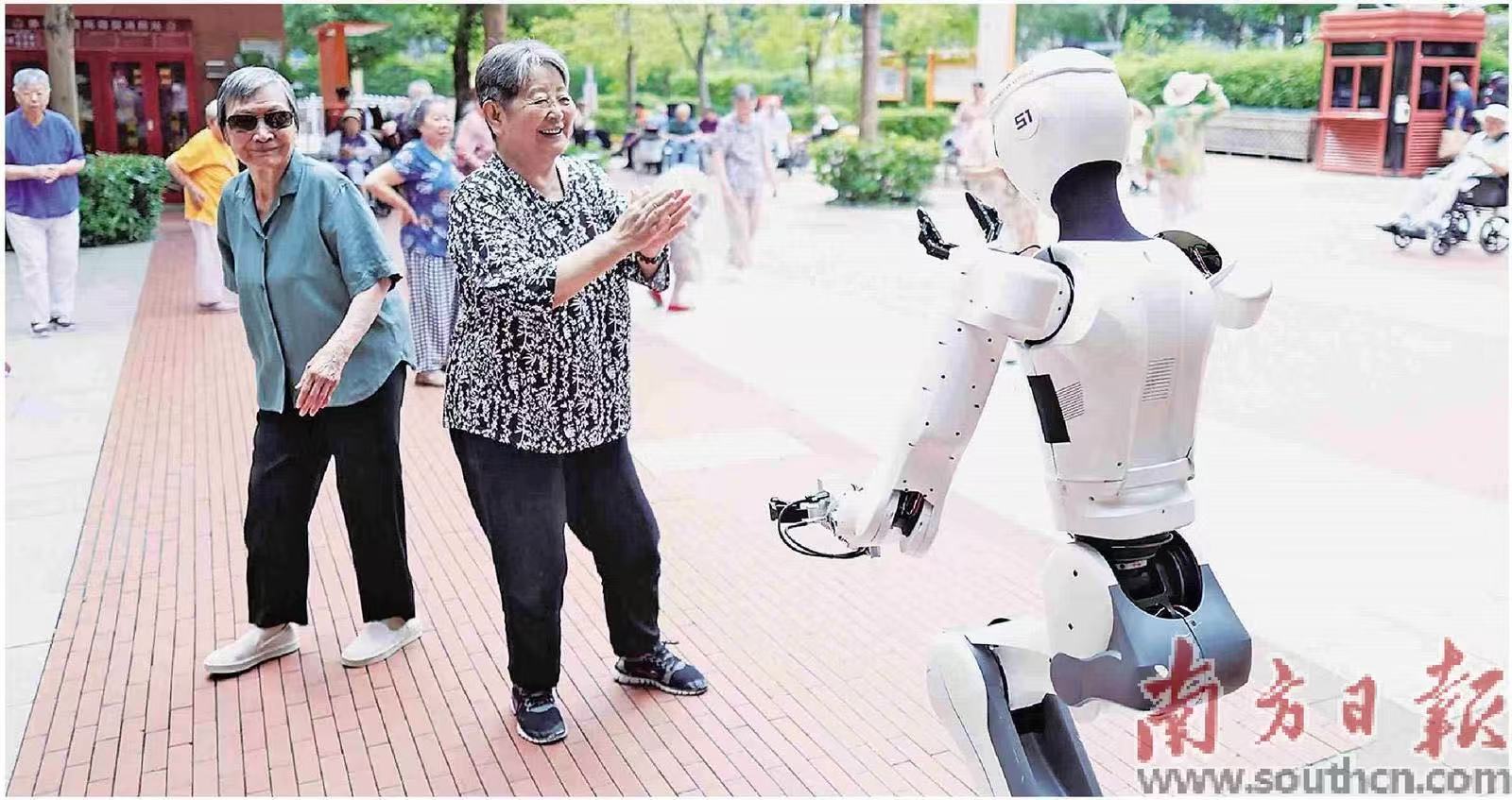 星尘智能人形机器人走进养老院，陪老人打太极、跳广场舞。受访者供图