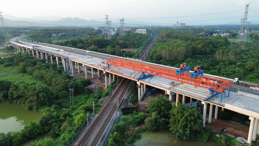 【省重点项目】冲刺通车目标！长深高速河惠段改扩建项目横岭大桥完成箱梁架设