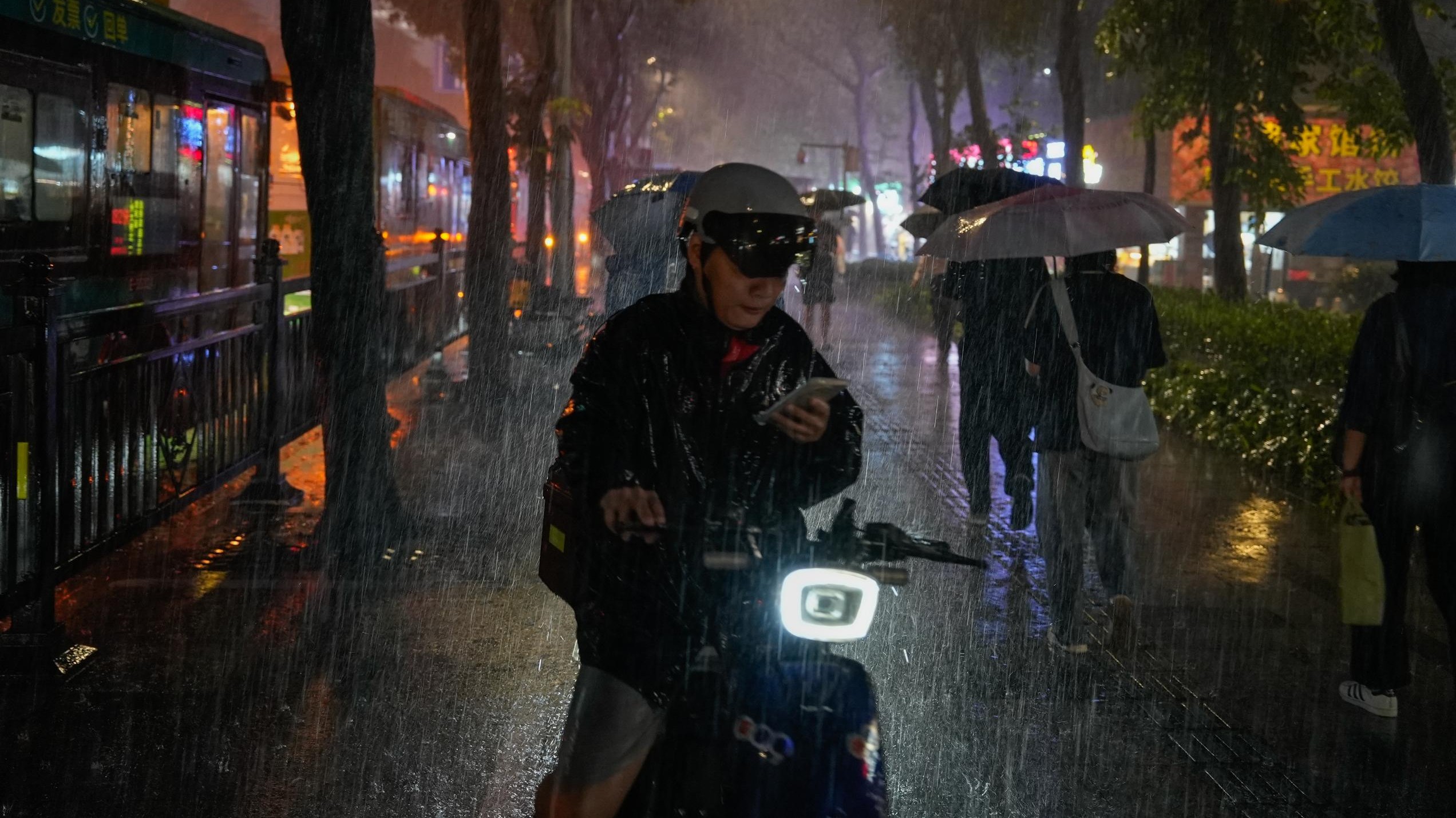 Heat to ease with widespread heavy rain to hit Guangdong from July 10–12