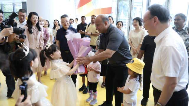 总统也“遛娃”！瑙鲁总统在深圳妇儿大厦解锁“带孙”新模式