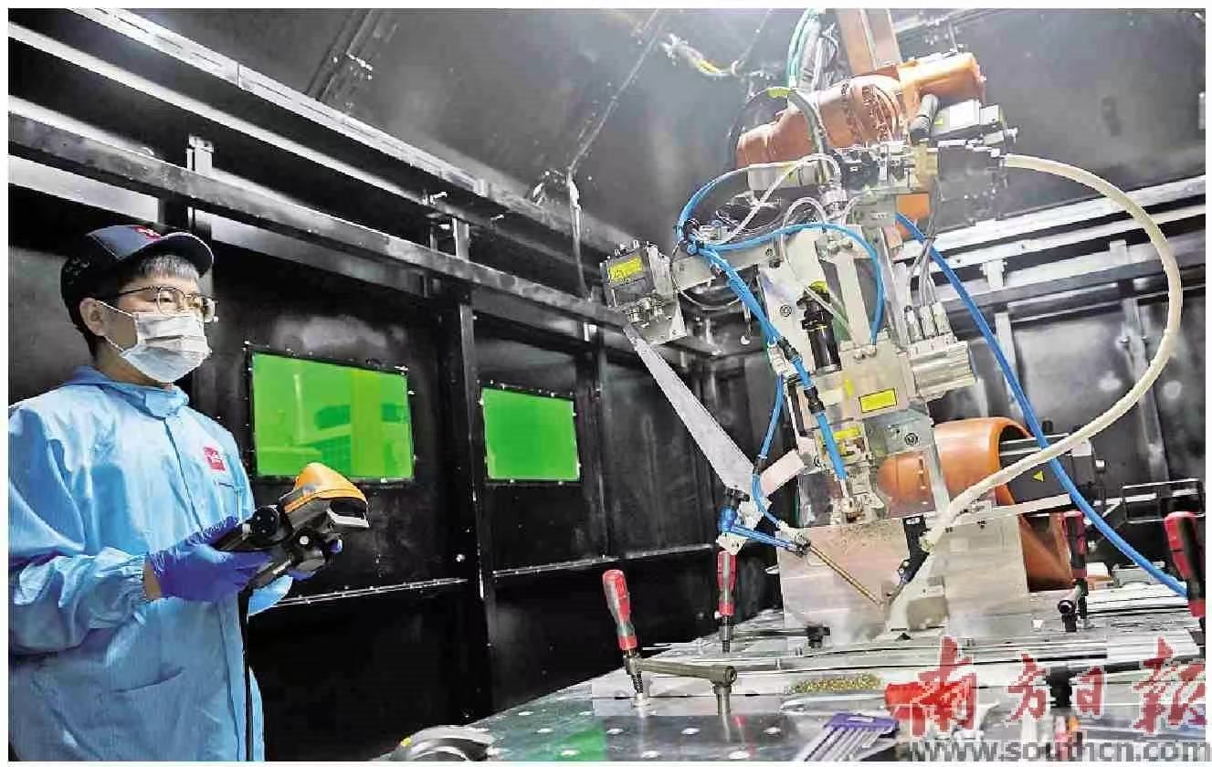 广东利元亨智能装备股份有限公司的动力电池组多机器人柔性集成制造系统。    南方日报记者 钟志辉 摄