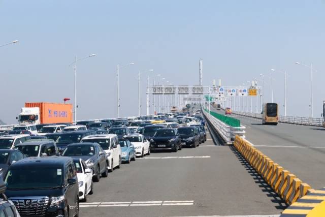 3月9日，动抽港珠澳大桥桥头等待北上的签申请港车辆。新华社发