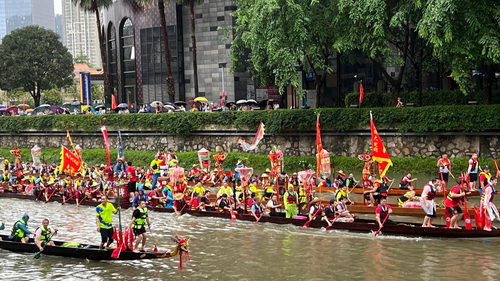 The dragon boat 'awakens': Tianhe Shipai Village in Guangzhou holds a 'dragon boat raising' ceremony