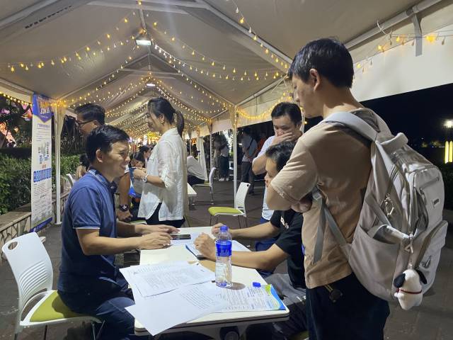 肇庆在紫荆西堤夜市首创“夜招聘”,边逛边投简历的模式吸引青年就业。王焌鑫摄 肇庆在紫荆西堤夜市首创“夜招聘”,边逛边投简历的模式吸引青年就业。王焌鑫摄