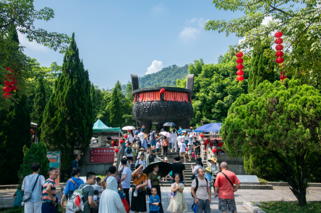 鼎湖山“问鼎祈福”成网红打卡点。 鼎湖山“问鼎祈福”成网红打卡点。