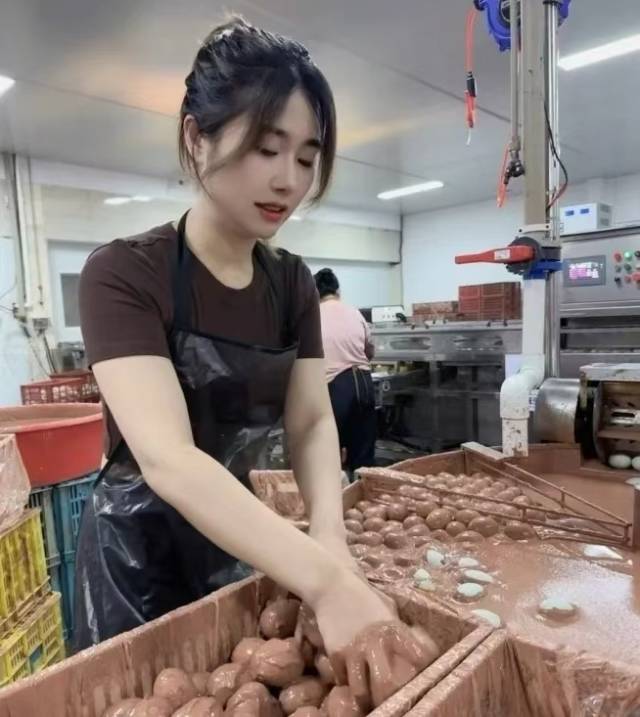 刘莹莹回到家乡四会当一名“乡村捣蛋人”。肇庆头条 供图 刘莹莹回到家乡四会当一名“乡村捣蛋人”。肇庆头条 供图