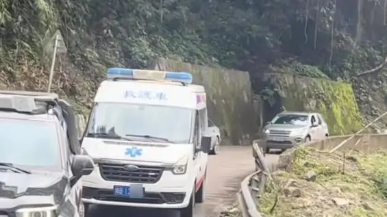海南牌照医疗救护车拉警报器开道旅游？三亚卫健委通报