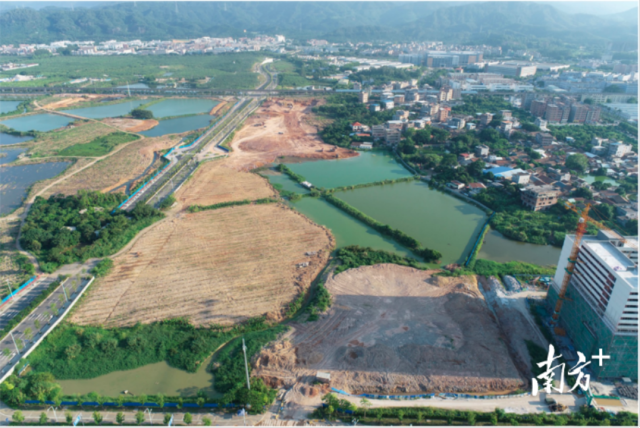 　　2022年12月5日，位于东莞市谢岗镇大厚村、大龙村的一宗连片产业用地由比亚迪旗下的东莞弗迪动力有限公司成功摘牌。