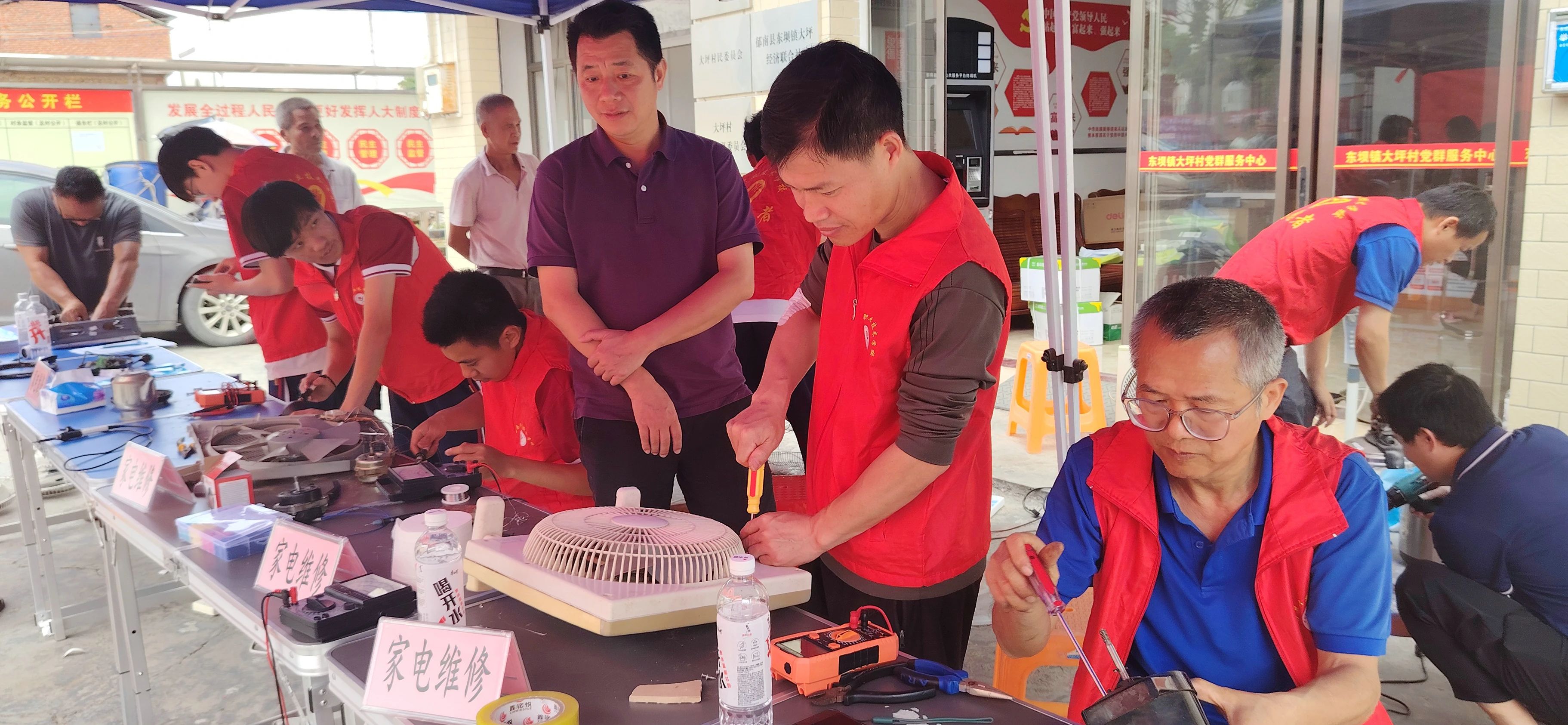 郁南职校师生送技下乡 为群众修复家电60多件