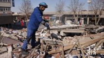 土耳其现场余震不断 中国救援队废墟中生死竞速
