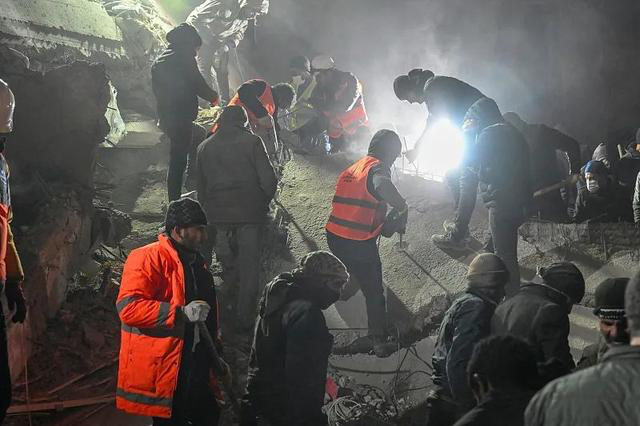 当地时间2月9日，土耳其阿德亚曼，救援人员进行搜救行动