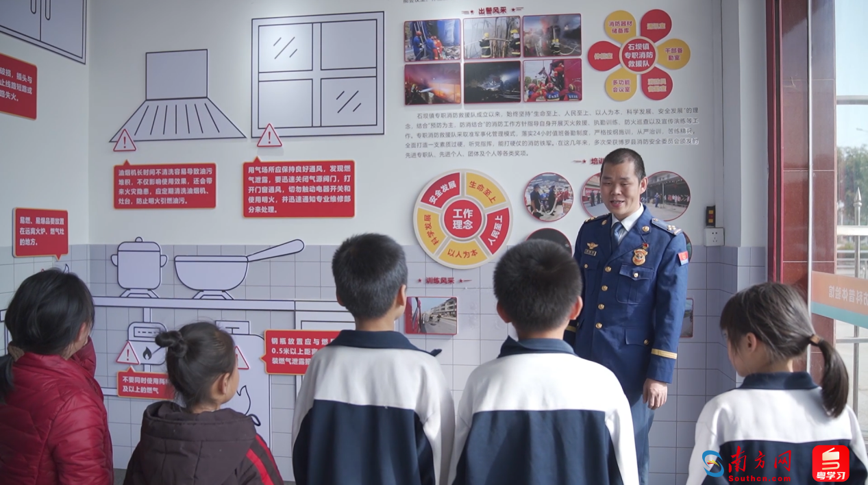 吴油国为村中小学生讲解消防安全知识