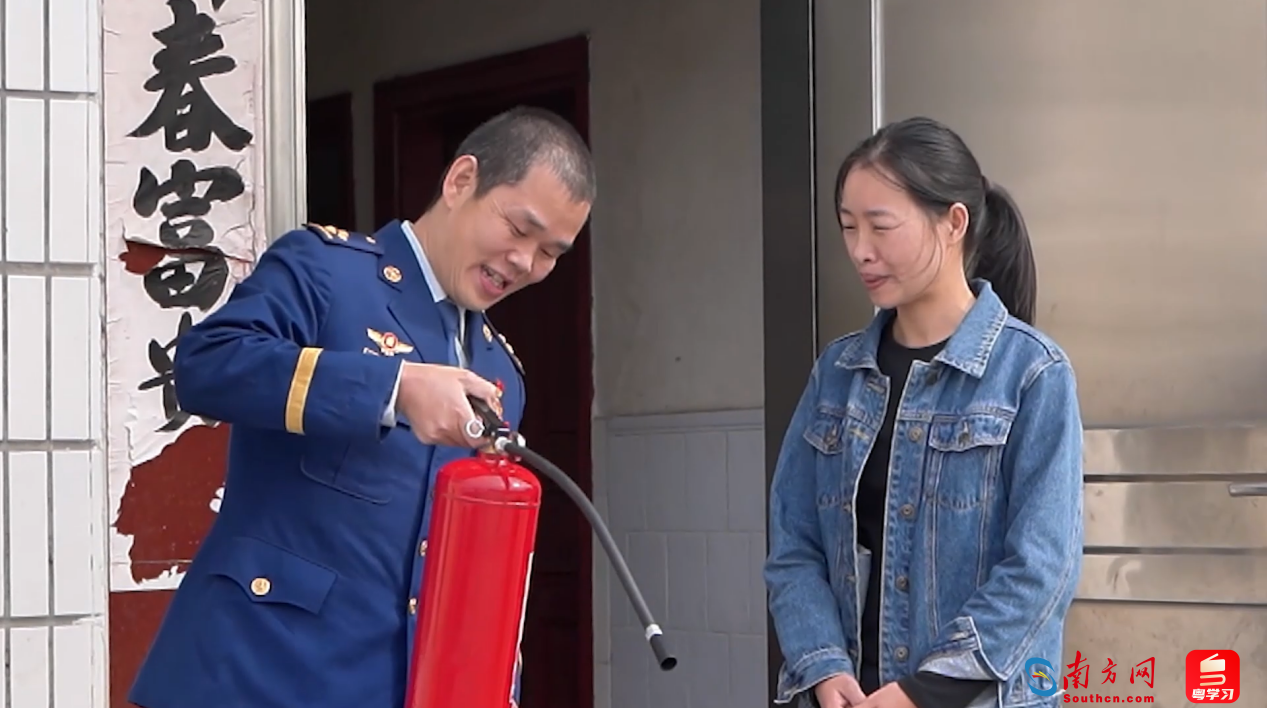 吴油国为村民讲解灭火器的使用方式