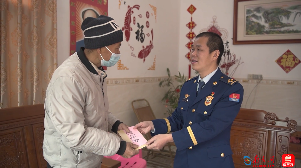 吴油国走进村民家中开展新春慰问