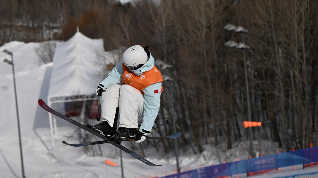 Li Fanghui wins China's first gold at Harbin Asian Winter Games