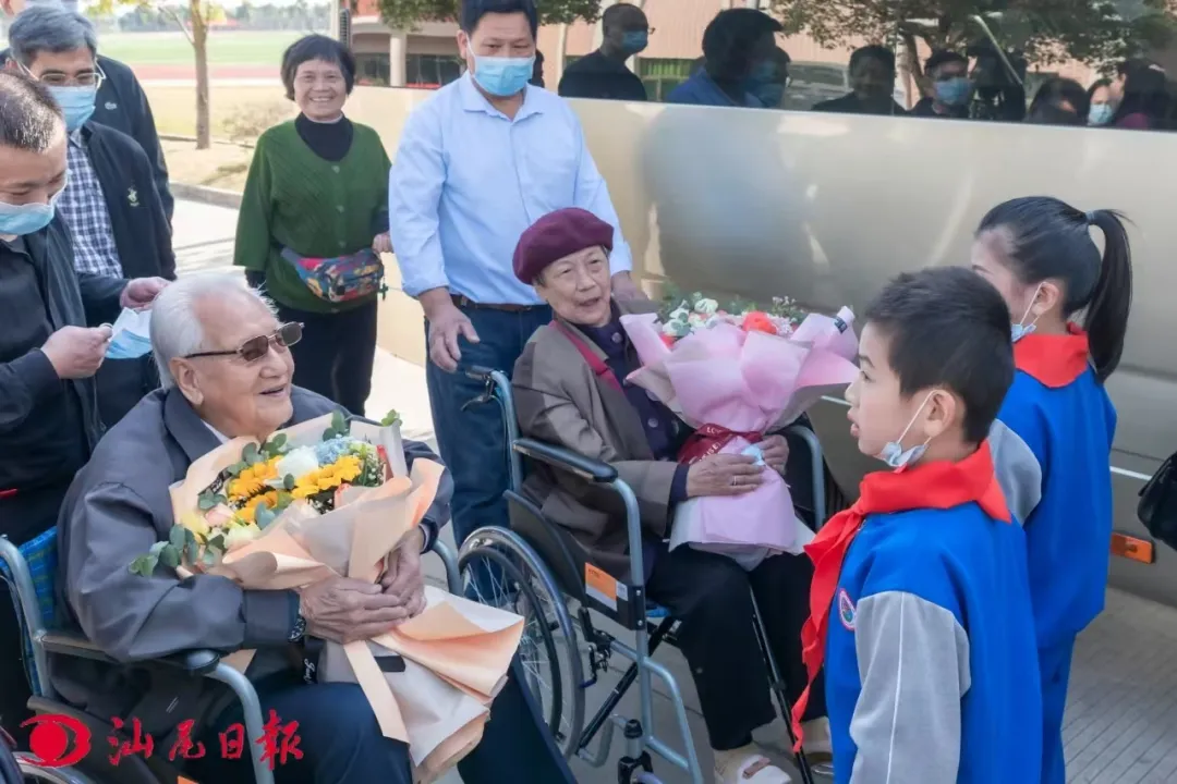 2022年1月2日，黄旭华（左一）一行荣归汕尾市红海湾经济开发区白沙中学，受到热烈欢迎。