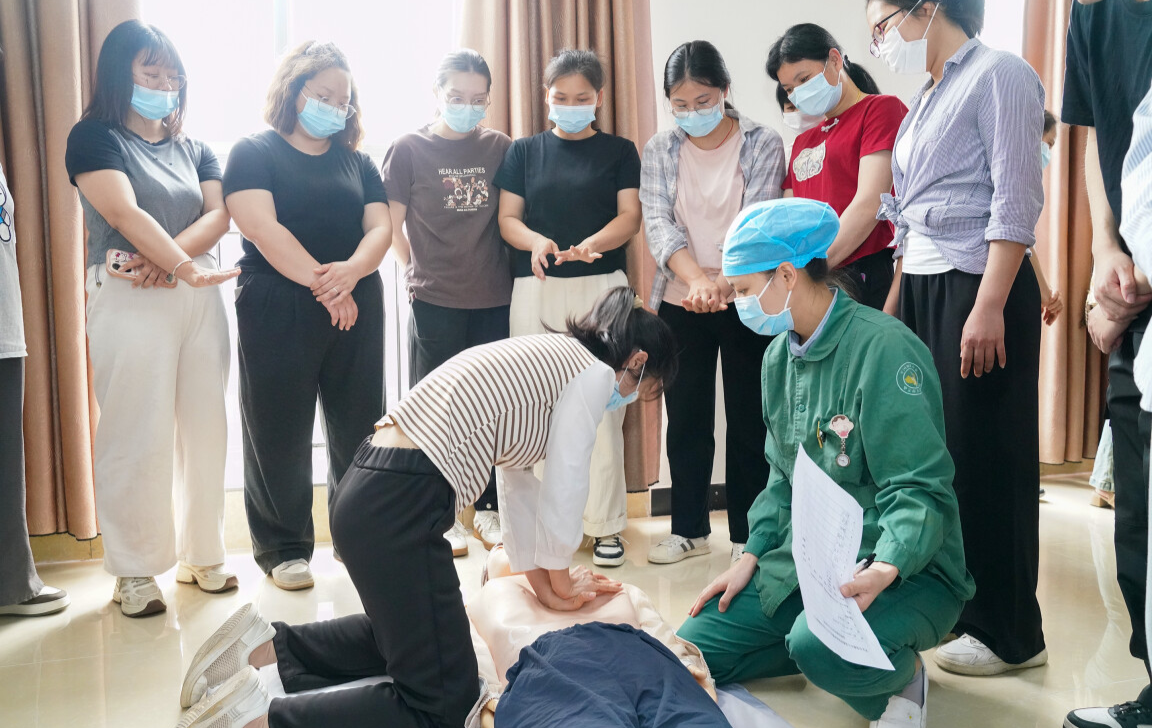 罗定“急救侠”培训班开课 百名市民学救命技能