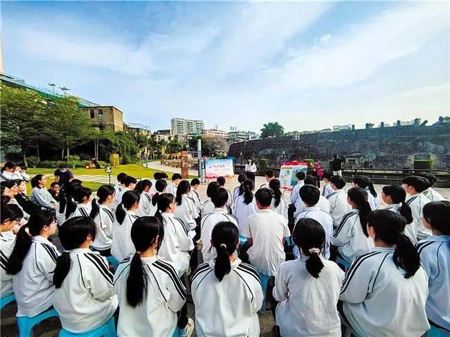 2025年全民国家安全教育日主题思政课教学活动走进汕头石炮台公园