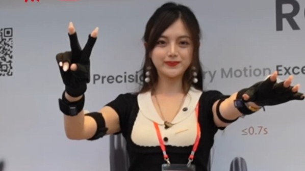 穿上设备，记者秒变“钢铁侠”！你也想来体验吗？