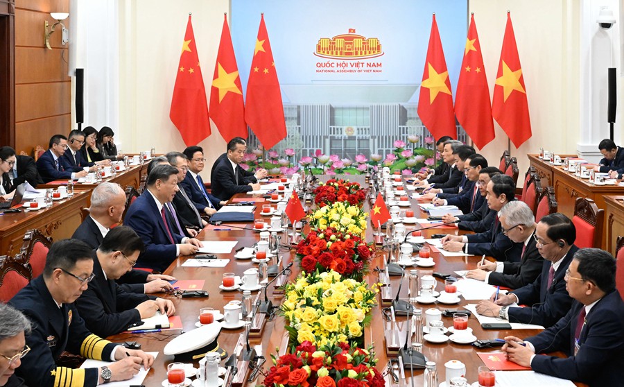 4月14日晚，国家主席习近平在越共中央驻地会见越南国会主席陈青敏。新华社记者 申宏 摄