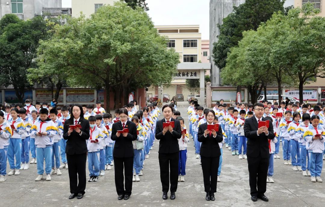 阳江市江城法院与金郊小学200多名学生进行“宪法共读”