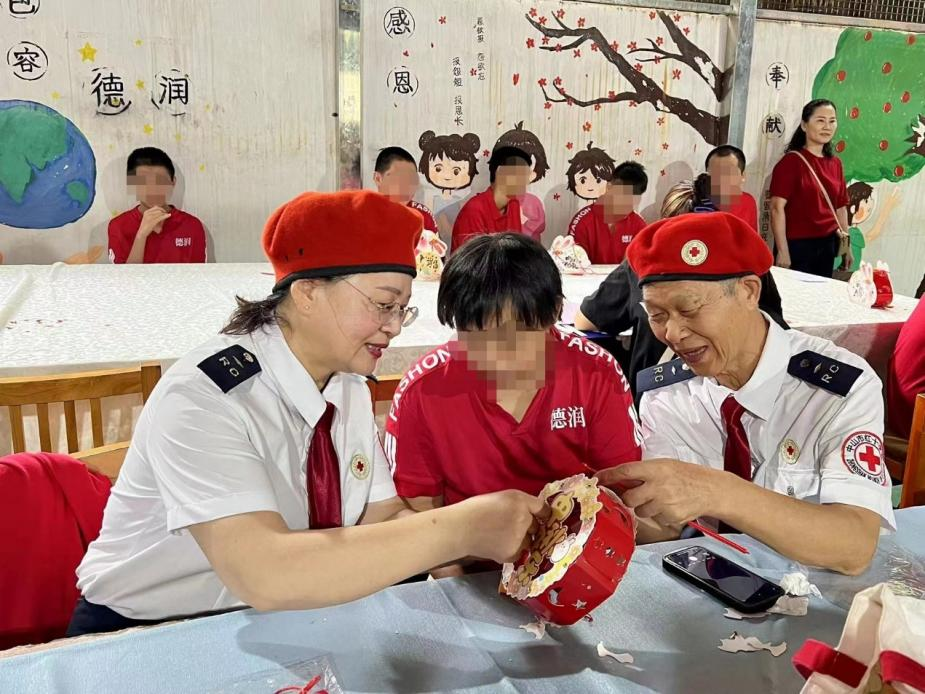 廖贡越（右一）跟随市红十字会探访慰问残障人士