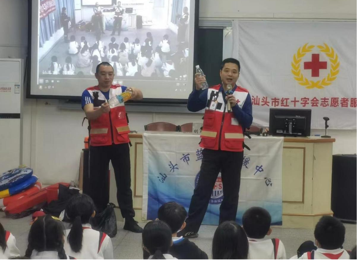 为学生传授防溺水自救互救知识