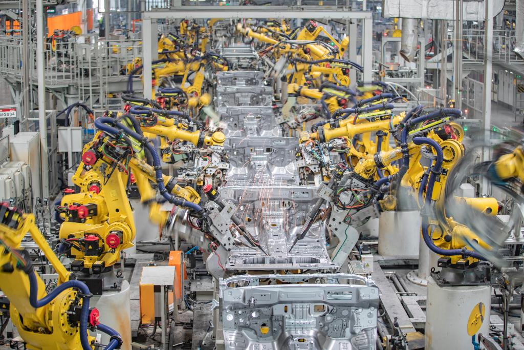 　　在长城汽车重庆永川生产基地焊装车间，智能化焊接机器人在进行焊接作业（3月1日摄）。（新华社记者黄伟摄）