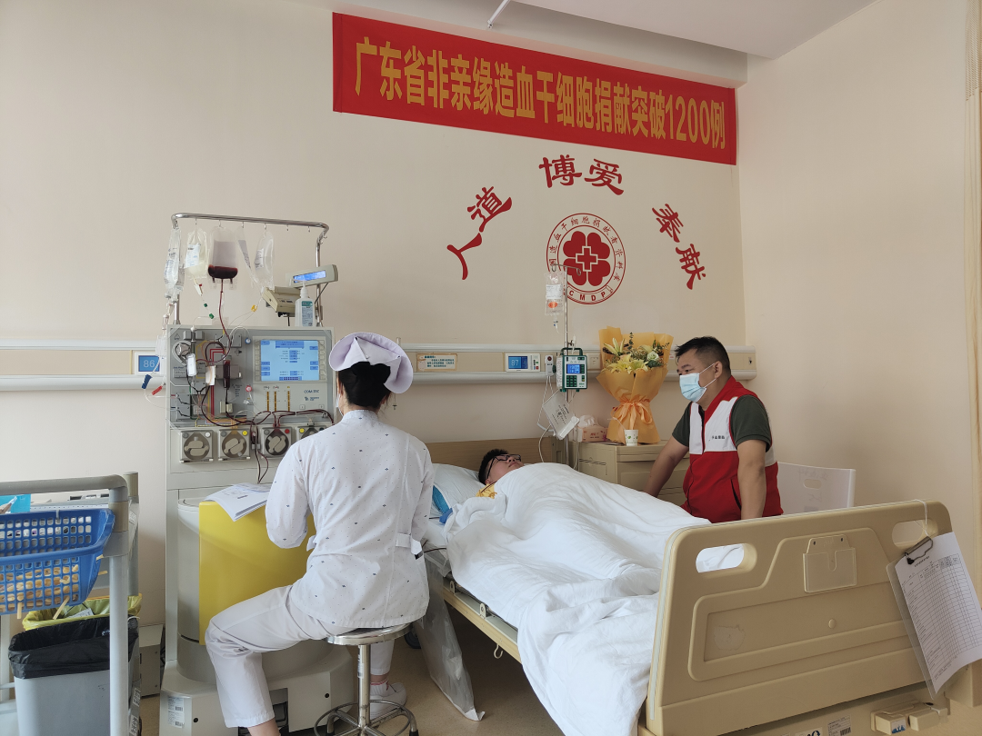 唐建华陪伴造血干细胞捐献者