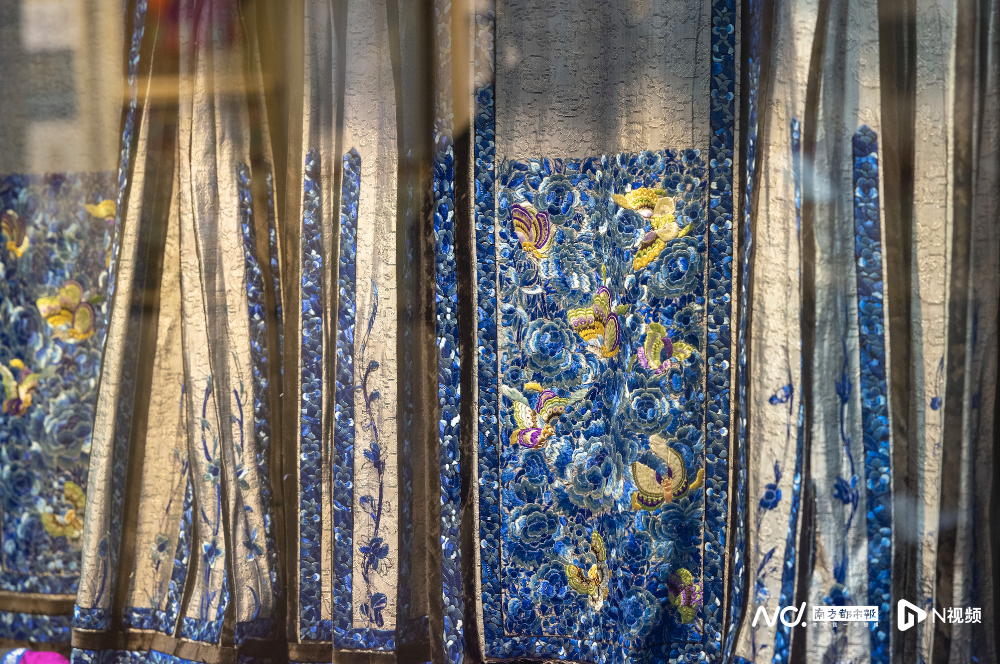 清代嘉庆年间的潮绣“素三蓝女裙带饰”，现藏于杨坚平传统工艺博物馆。