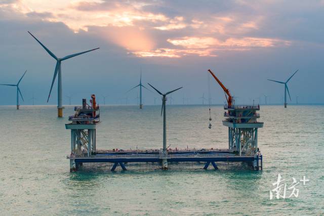 海上“生绿电”,水下鱼满仓,发电和养鱼同时在“伏羲一号”上成为现实。南方+记者 张令 摄 海上“生绿电”,水下鱼满仓,发电和养鱼同时在“伏羲一号”上成为现实。南方+记者 张令 摄