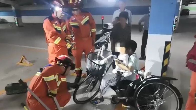 留心这个“吃脚怪兽”！中山一男孩玩耍时不慎被卡