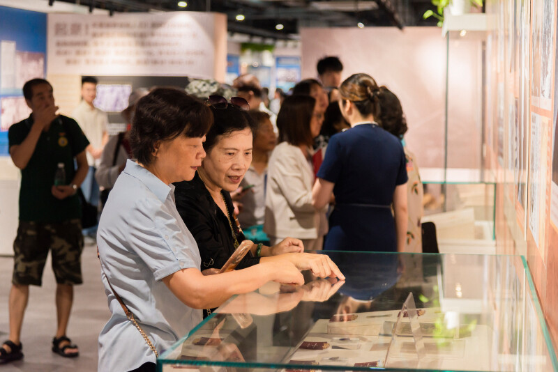 与会嘉宾参观“万里同心——海外华侨与中国人民抗日战争暨世界反法西斯战争纪念特展”。